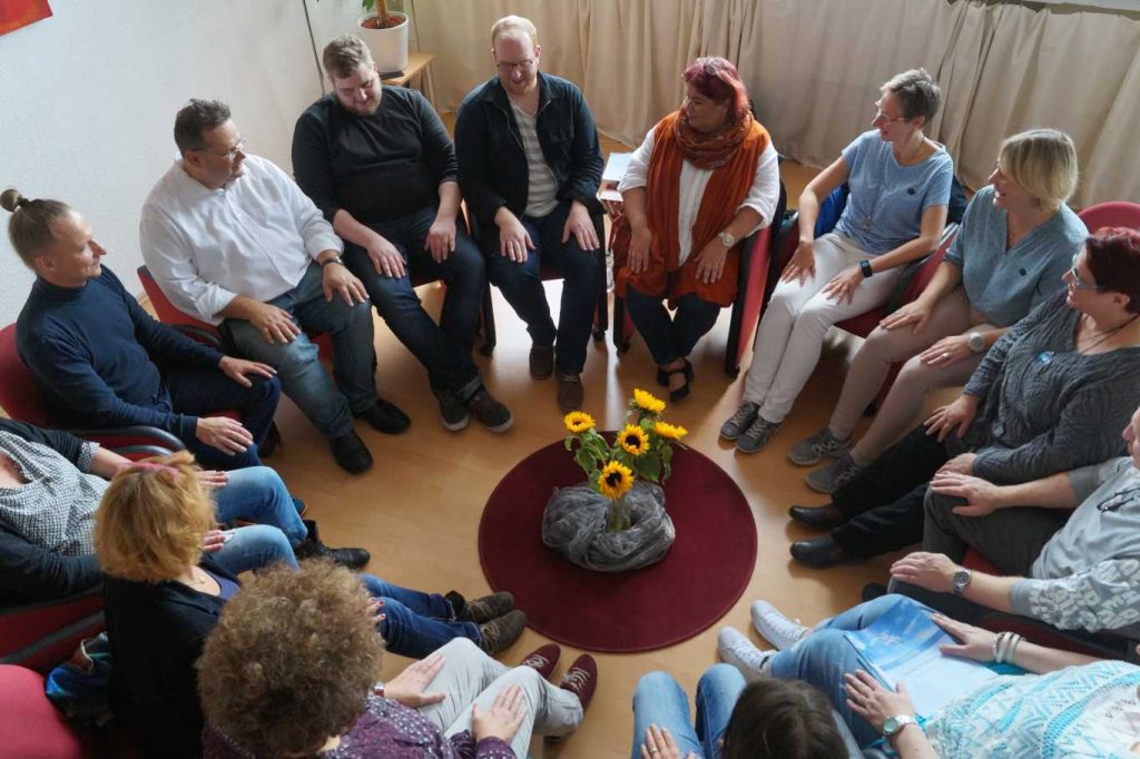 Impression aus unseren Seminaren. Gruppenbild im Kreis am Institut Ruhr in Witten