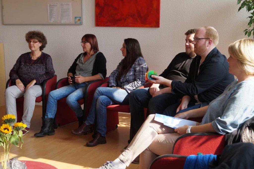 Gruppenbild von Teilnehmenden im Seminar Ego-State-Therapie in den Räumen des Institut Ruhr in Witten